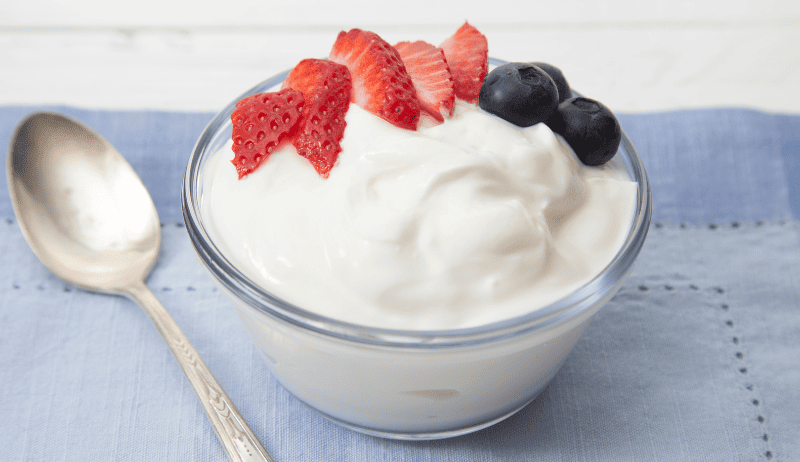 Bol de yogur con fresas y arandanos